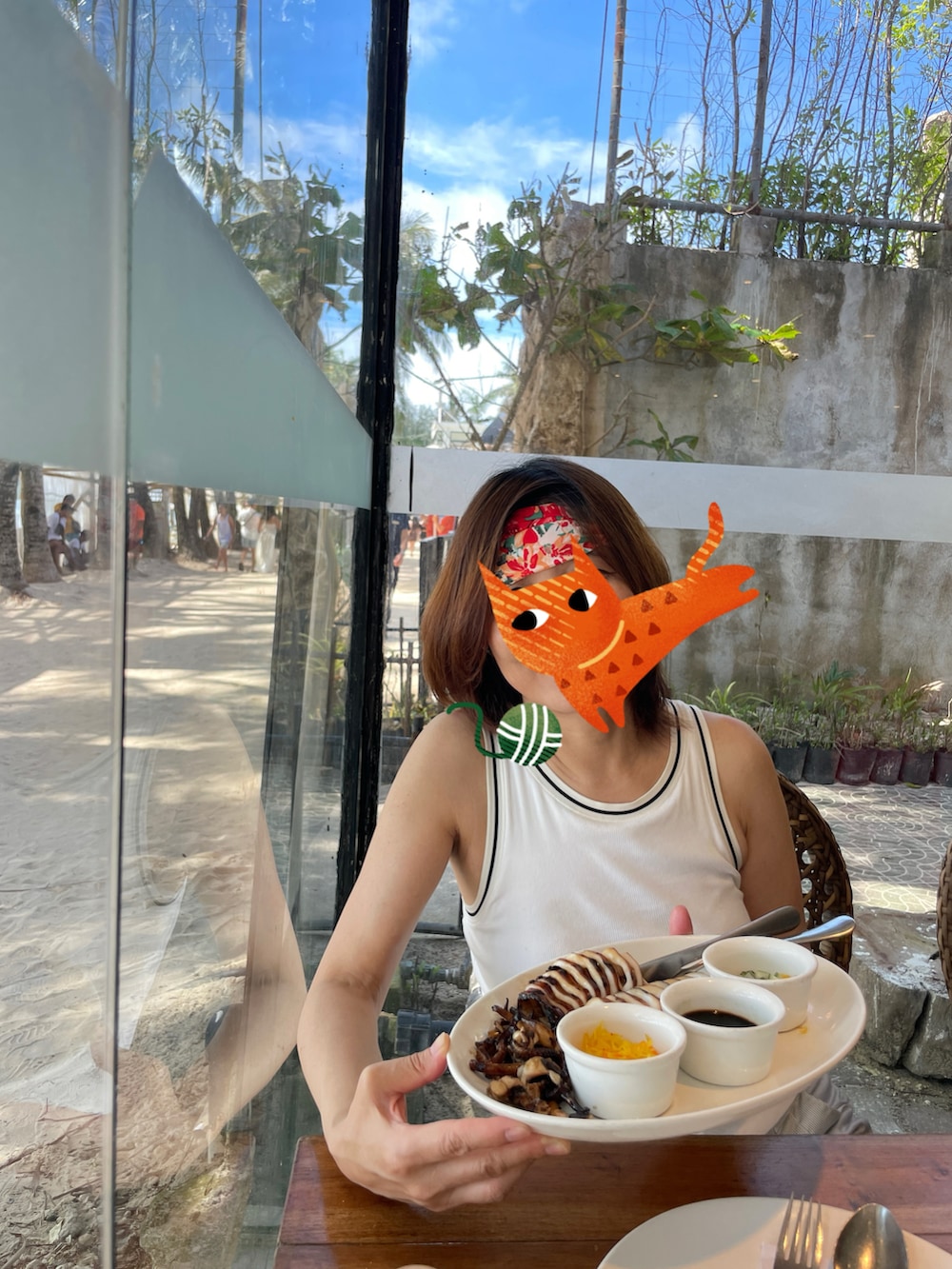 オレンジ系のベスト、ホワイト系のカーゴパンツ、ホワイト系のタンクトップを着用したレディースの秋コーディネートの4枚目の写真