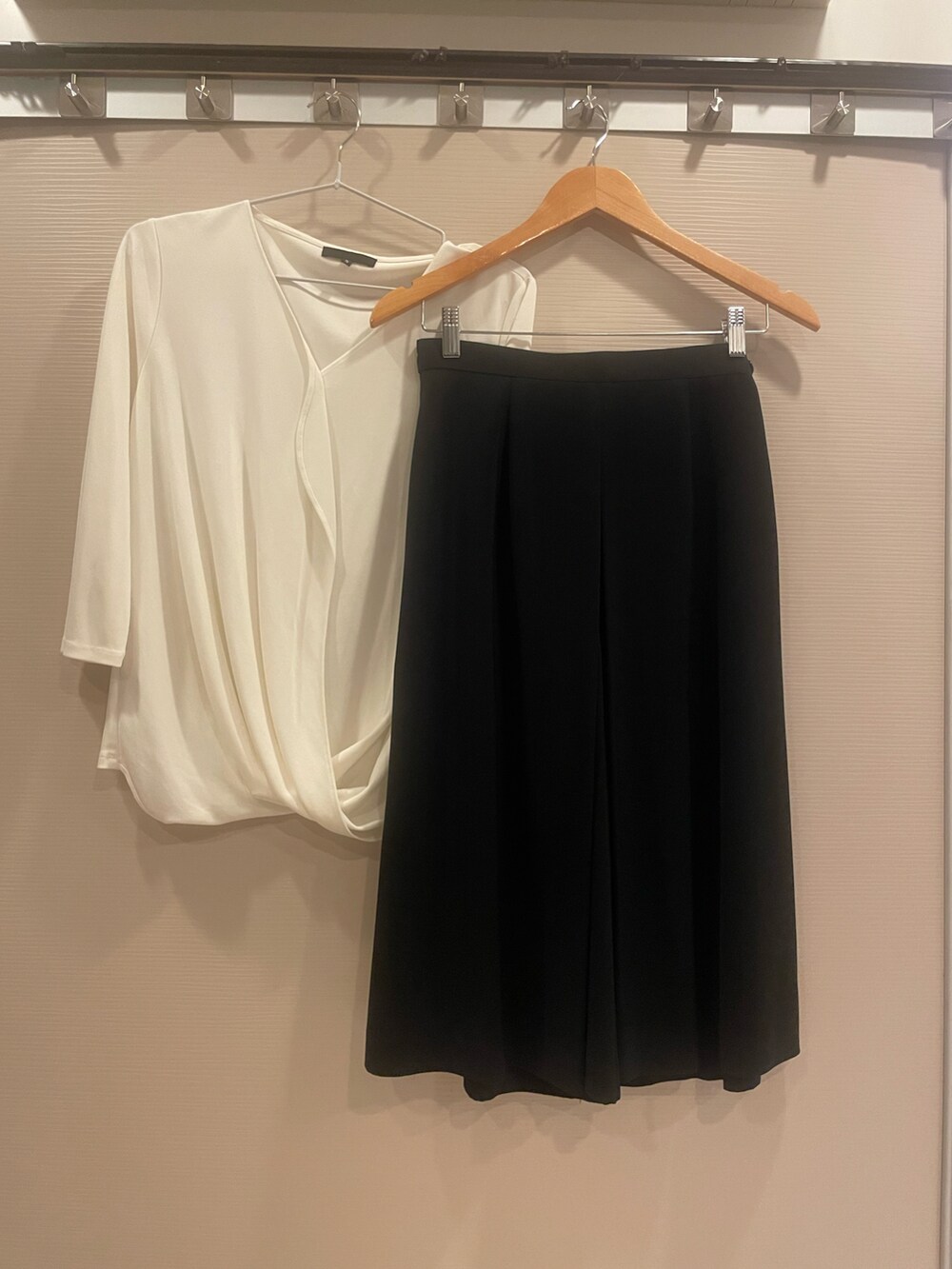 ホワイト系のアンサンブル、パープル系のローファー、ブラック系のスカートを着用したレディースの春コーディネートの4枚目の写真