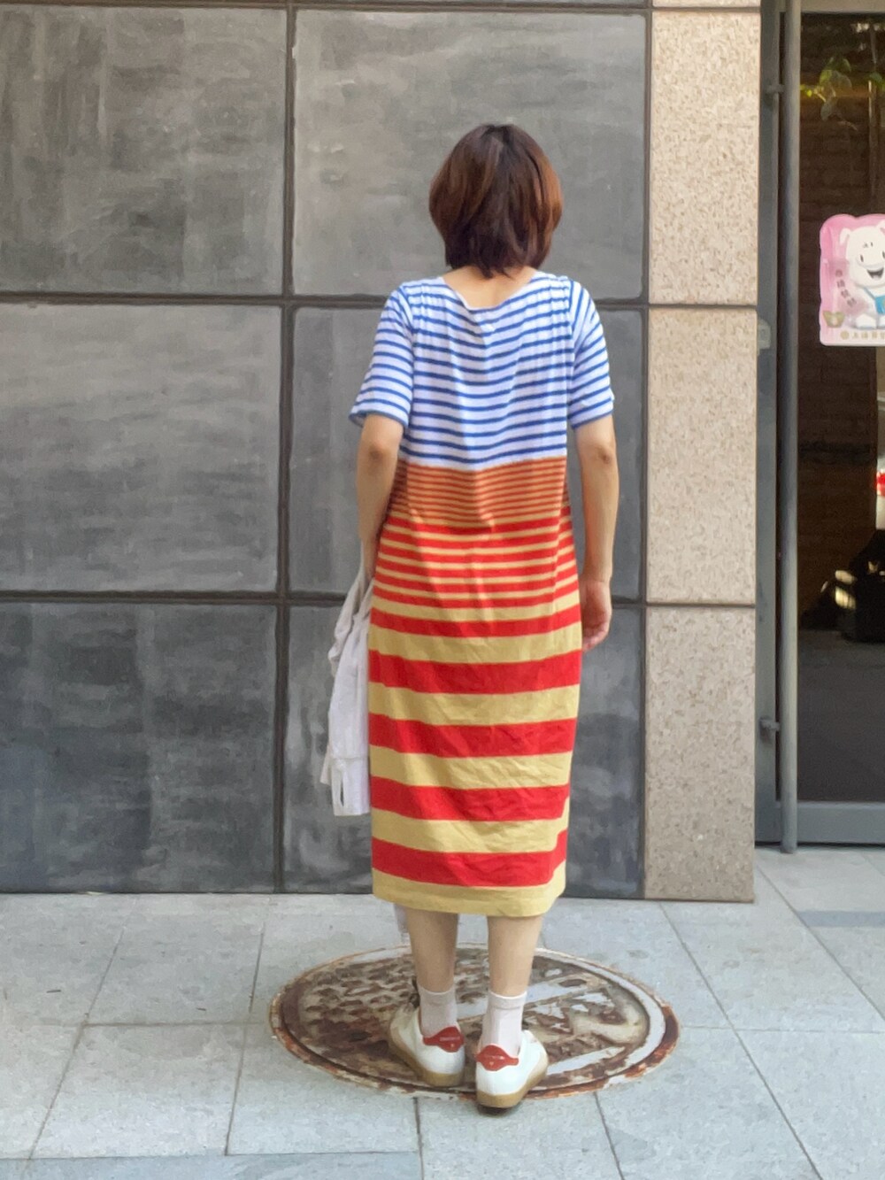 その他のワンピース、ホワイト系のスニーカーを着用したレディースの秋コーディネートの3枚目の写真