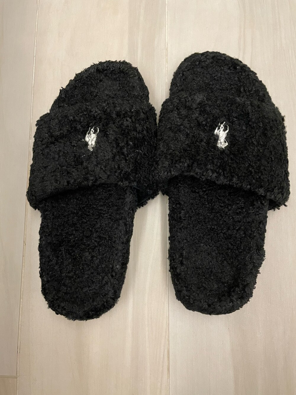 ブラック系のチャームを着用したレディースの冬コーディネートの4枚目の写真