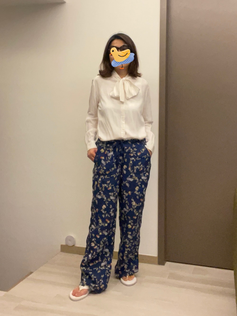 ブルー系のチノパンツ、ブルー系のシャツ/ブラウス、ベージュ系のスニーカーを着用したレディースの夏コーディネートの2枚目の写真