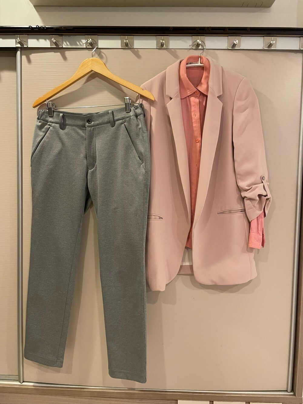 グレー系のチノパンツ、ピンク系のスニーカー、ピンク系のシャツ/ブラウスを着用したレディースの春コーディネートの4枚目の写真