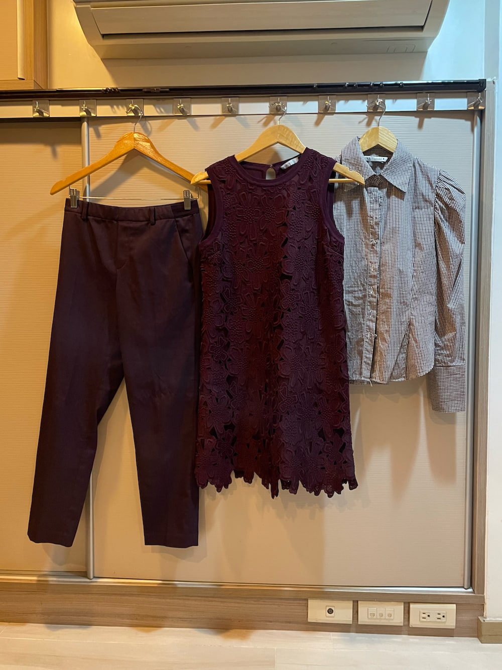 グレー系のダウンジャケット/コート、レッド系のワンピース、ベージュ系のスニーカーを着用したレディースの冬コーディネートの5枚目の写真