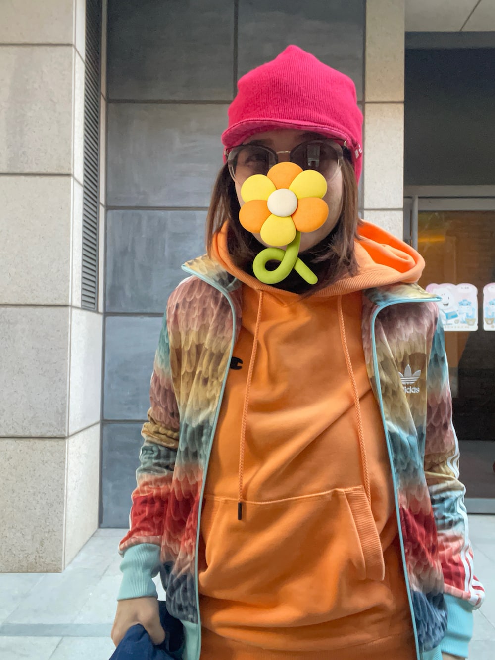 その他のスタジャン、ブラウン系のスニーカー、グリーン系のチノパンツを着用したレディースの冬コーディネートの3枚目の写真