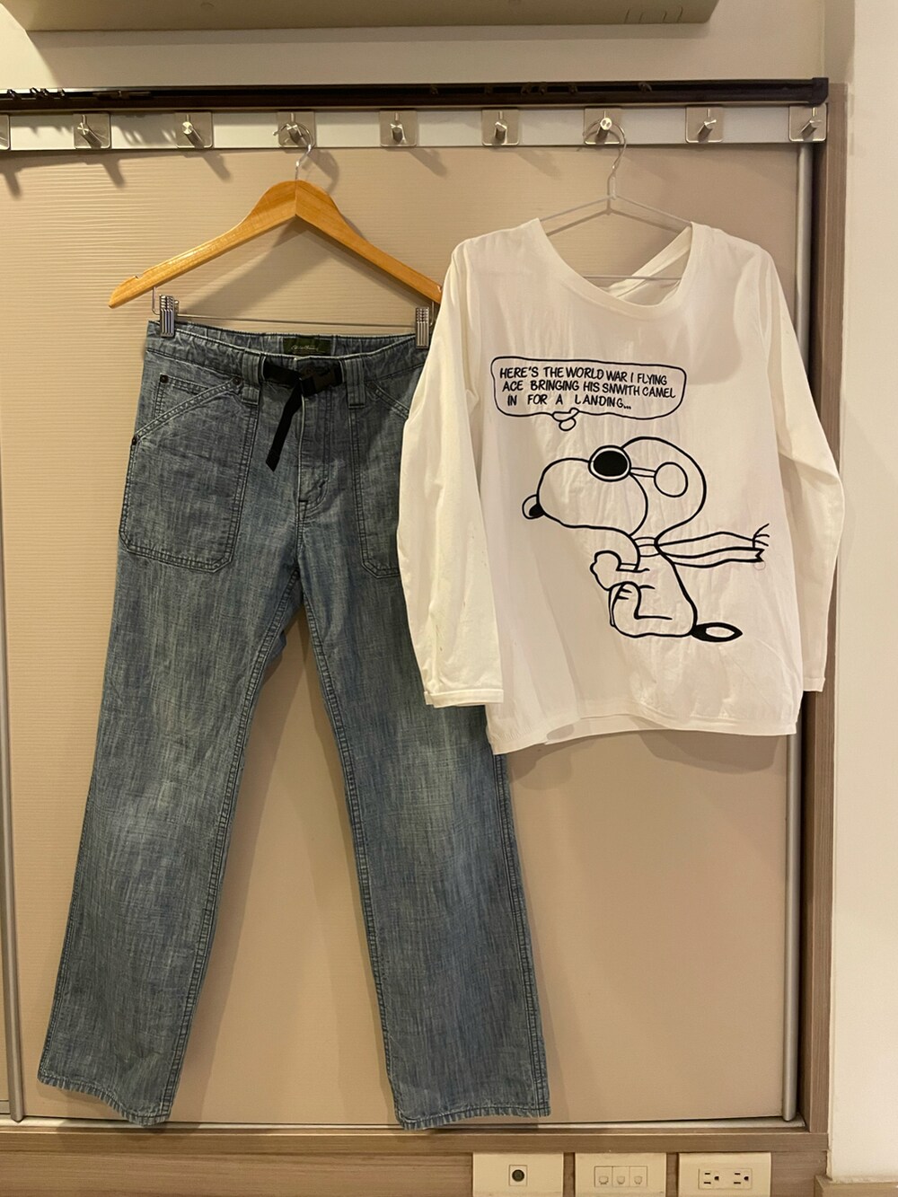 ブルー系のデニムパンツ、ホワイト系のスニーカー、ブルー系のキャップを着用したレディースの春コーディネートの4枚目の写真