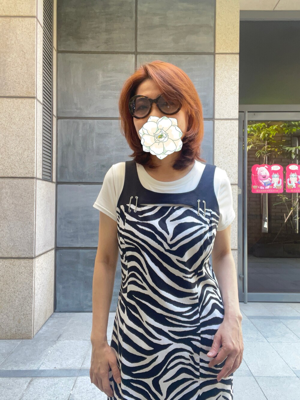 ブラック系のワンピース、ブラック系のローファー、ブラウン系のショルダーバッグを着用したレディースの冬コーディネートの2枚目の写真