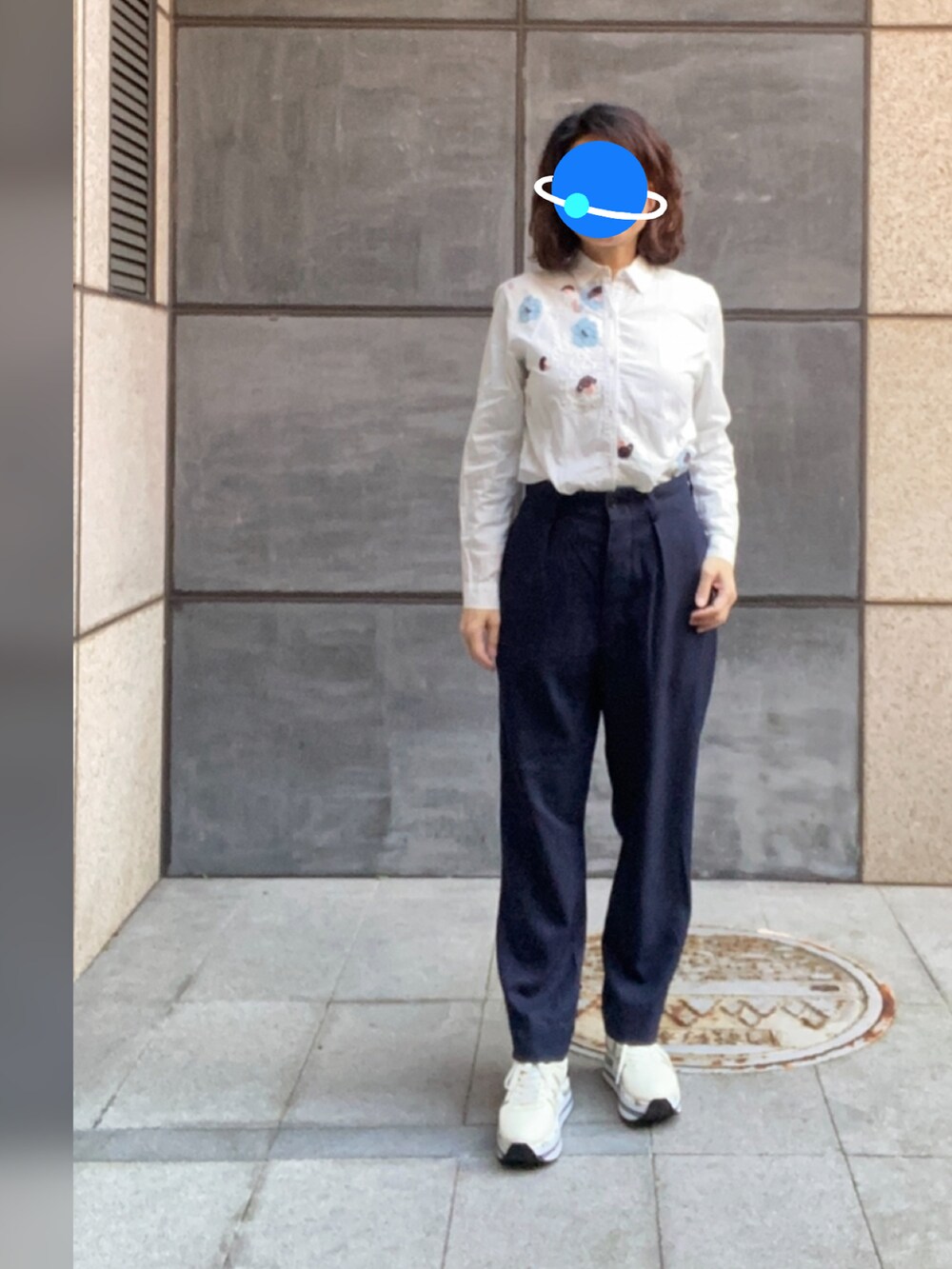 ブルー系のスラックス、ブルー系のデニムジャケット、ホワイト系のシャツ/ブラウスを着用したレディースの春コーディネートの2枚目の写真