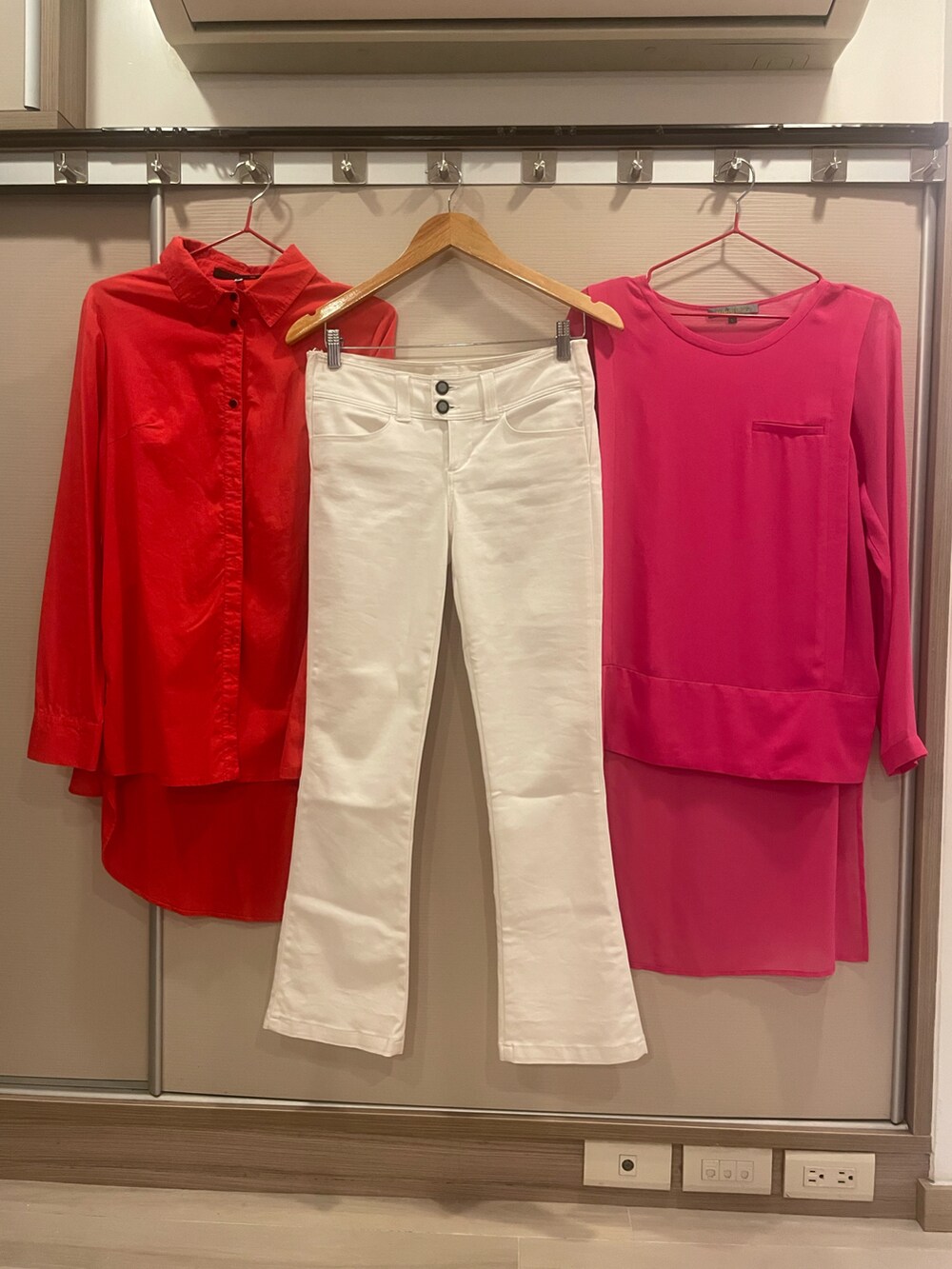 オレンジ系のシャツ/ブラウス、ピンク系のシャツ/ブラウス、ホワイト系のデニムパンツを着用したレディースの春コーディネートの4枚目の写真