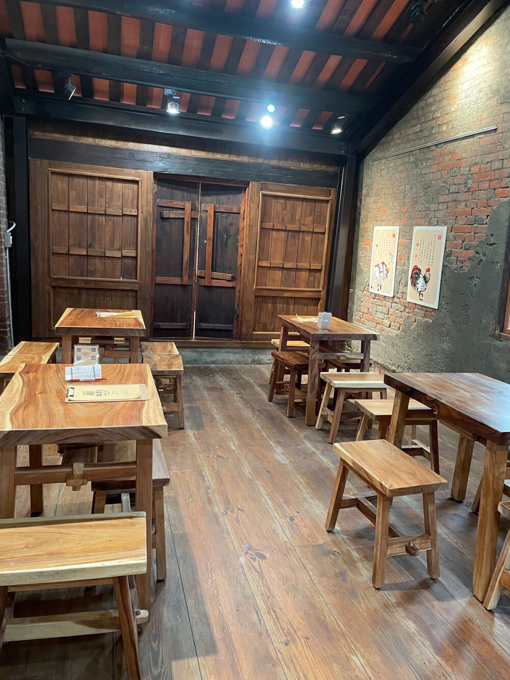 ブラウン系のカーディガン/ボレロを着用したレディースの冬コーディネートの4枚目の写真