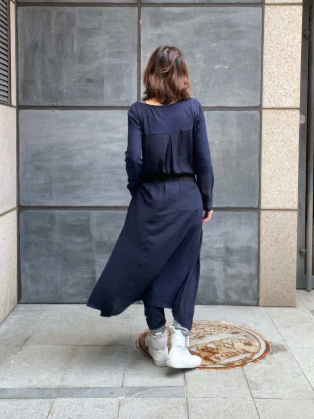 「ARMANI EXCHANGEのアイテム（スニーカー、ホワイト系）」を使った、sflinさん（レディース・162cm）の春コーディネートの3枚目の写真