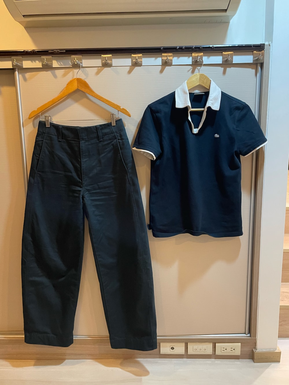 ブルー系のポロシャツ、ブルー系のチノパンツ、ホワイト系のスニーカーを着用したレディースの秋コーディネートの4枚目の写真