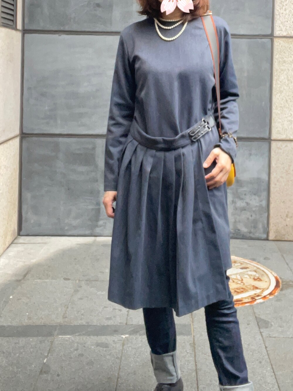 グレー系のワンピース、イエロー系のショルダーバッグ、ブラック系のローファーを着用したレディースの春コーディネートの2枚目の写真