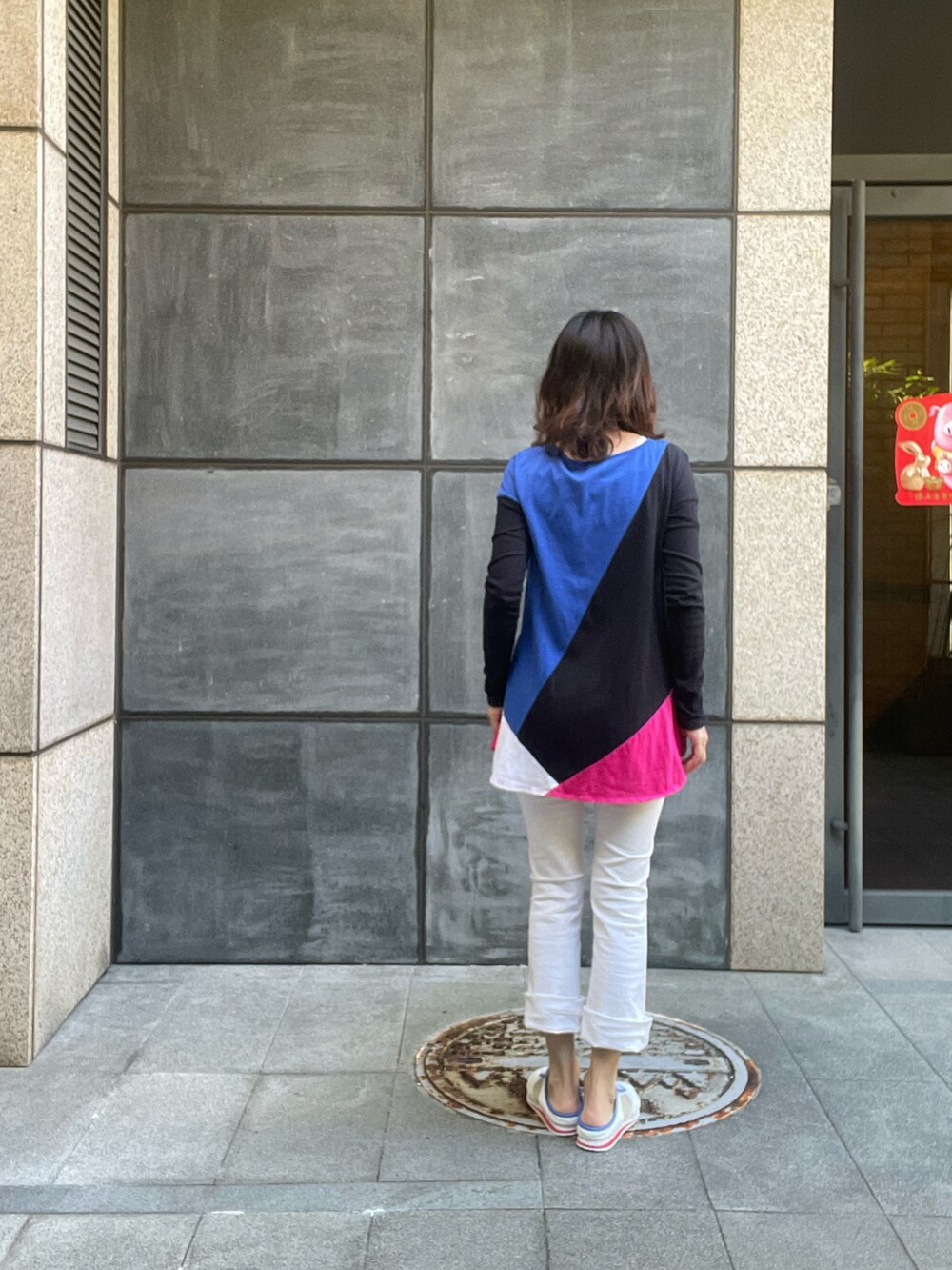 その他のTシャツ/カットソー、ホワイト系のデニムパンツ、ホワイト系のスリッポンを着用したレディースの春コーディネートの2枚目の写真