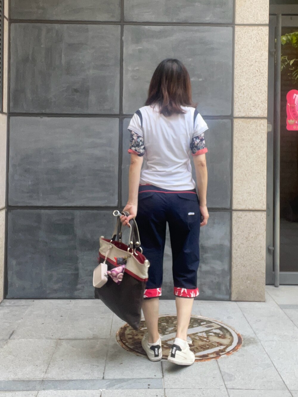 ブルー系のカーゴパンツ、ピンク系のポロシャツ、その他のシャツ/ブラウスを着用したレディースの夏コーディネートの4枚目の写真