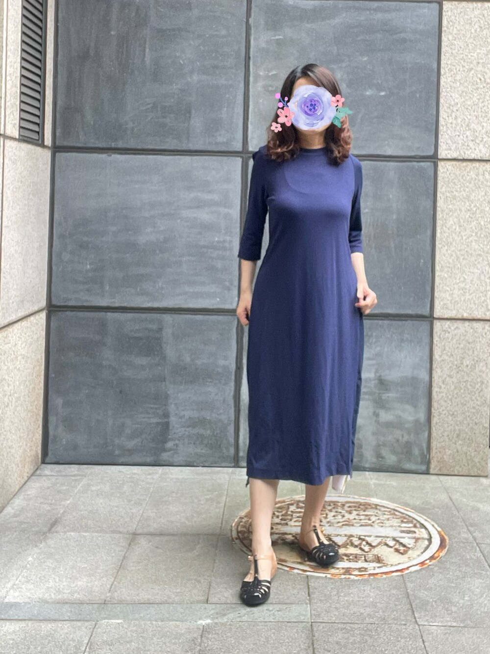 ブルー系のワンピース、ブラック系のサンダルを着用したレディースの夏コーディネートの2枚目の写真