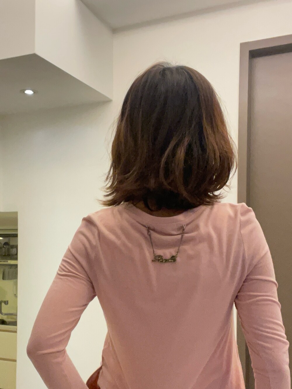 ピンク系のTシャツ/カットソー、ピンク系のTシャツ/カットソー、ホワイト系のデニムパンツを着用したレディースの春コーディネートの2枚目の写真