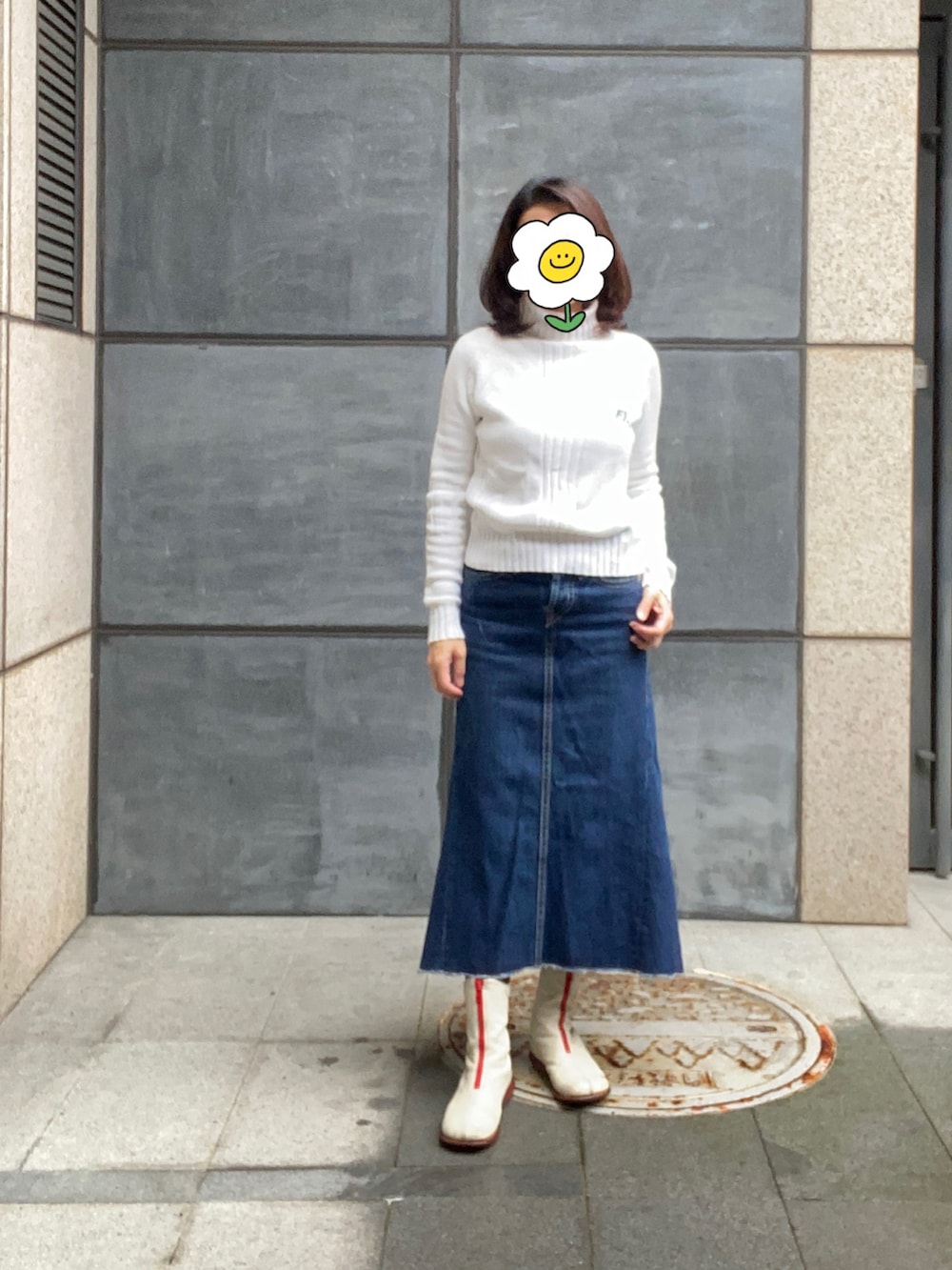 ブルー系のデニムスカート、ブルー系のデニムジャケット、ホワイト系のニット/セーターを着用したレディースの冬コーディネートの2枚目の写真