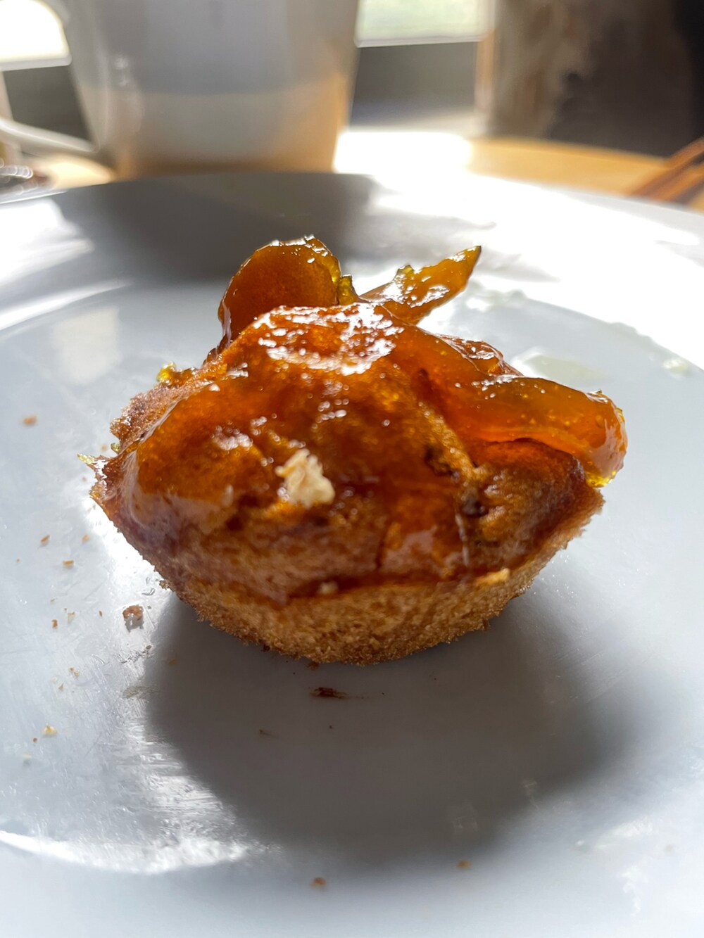 ホワイト系のTシャツ/カットソー、その他のスカート、ベージュ系のスニーカーを着用したレディースの春コーディネートの4枚目の写真