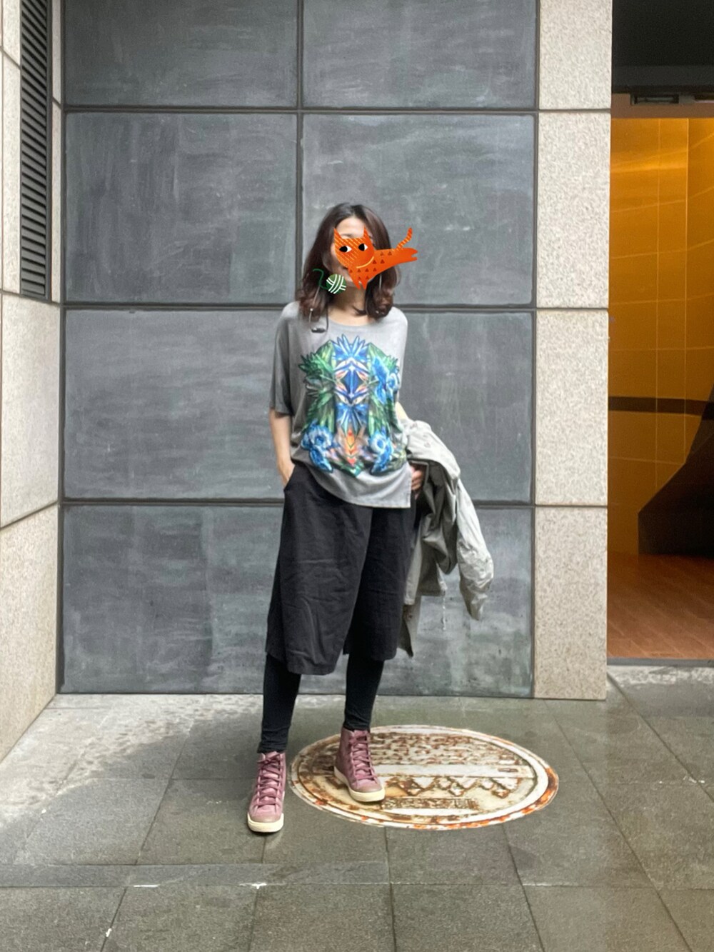 グレー系のTシャツ/カットソー、ブラック系のチノパンツ、グリーン系のトレンチコートを着用したレディースの春コーディネートの2枚目の写真