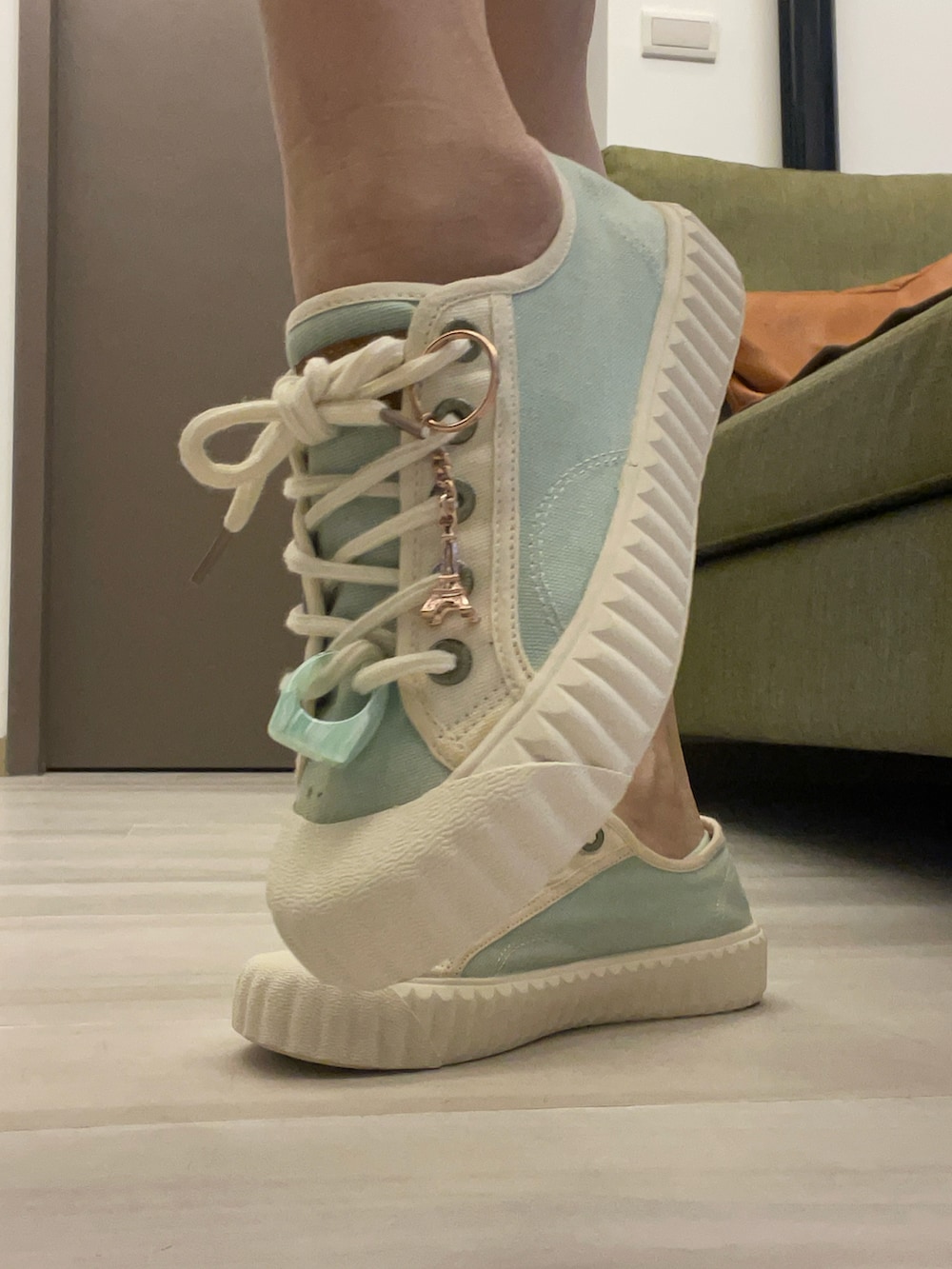 ブルー系のTシャツ/カットソー、グリーン系のスニーカー、ホワイト系のカーゴパンツを着用したレディースの夏コーディネートの5枚目の写真