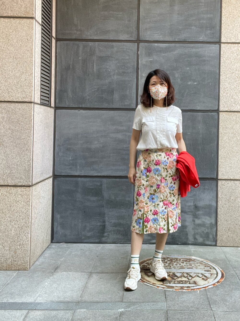 ホワイト系のTシャツ/カットソー、その他のスカート、ベージュ系のスニーカーを着用したレディースの春コーディネートの2枚目の写真