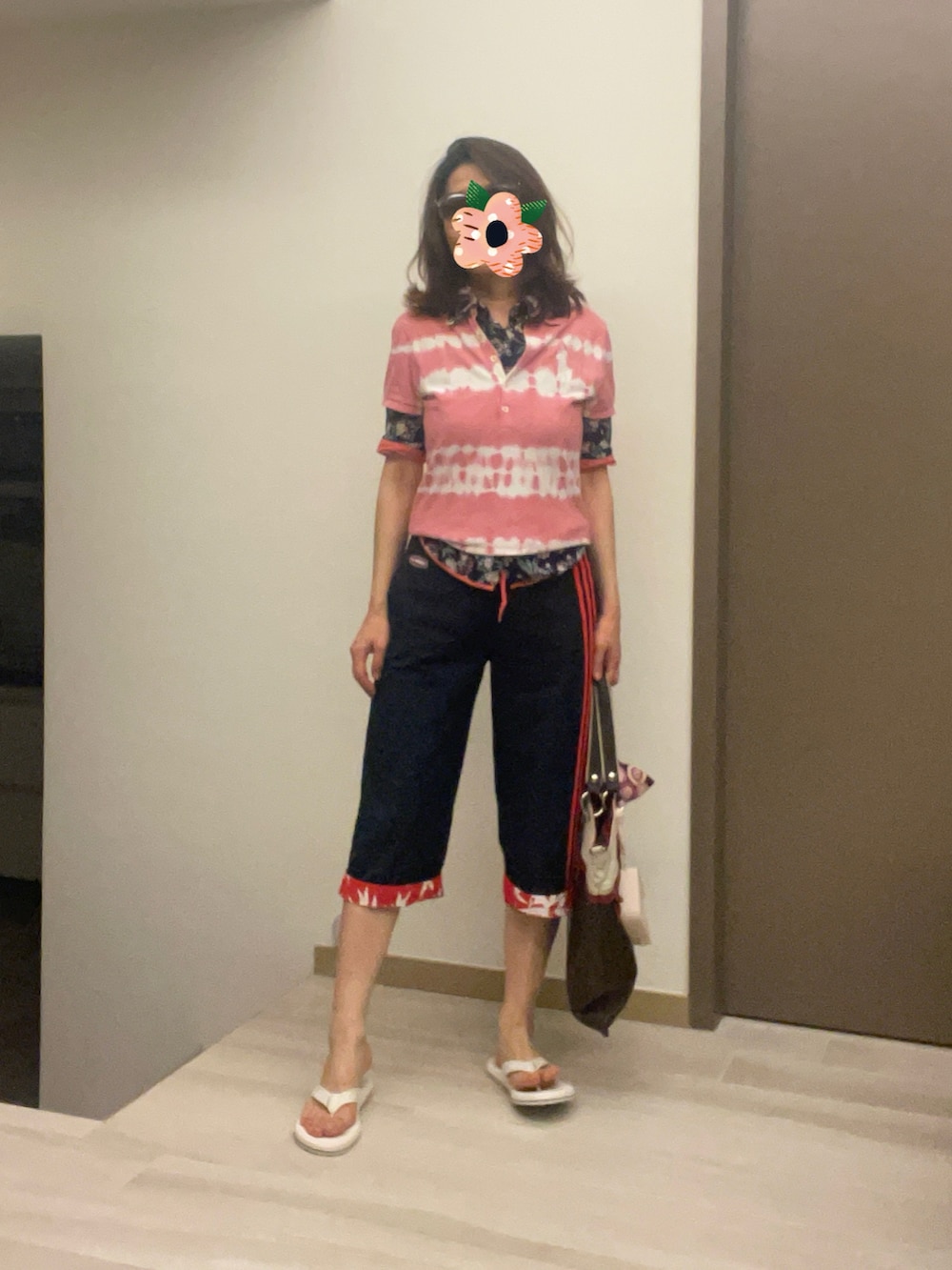 ブルー系のカーゴパンツ、ピンク系のポロシャツ、その他のシャツ/ブラウスを着用したレディースの夏コーディネートの3枚目の写真