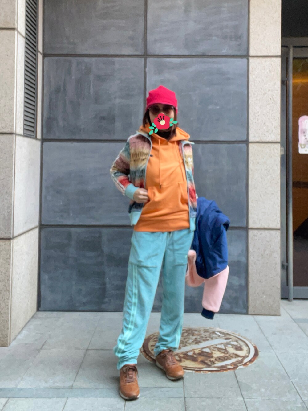 その他のスタジャン、ブラウン系のスニーカー、グリーン系のチノパンツを着用したレディースの冬コーディネートの4枚目の写真