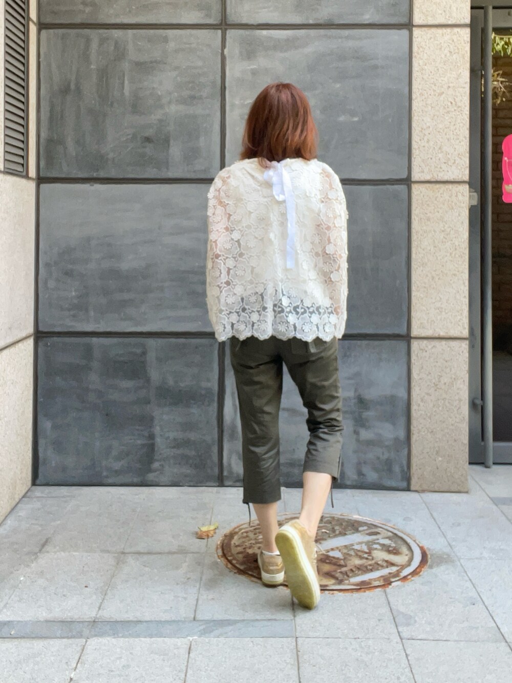 ホワイト系のカーディガン/ボレロ、グリーン系のチノパンツ、ベージュ系のスニーカーを着用したレディースの冬コーディネートの3枚目の写真