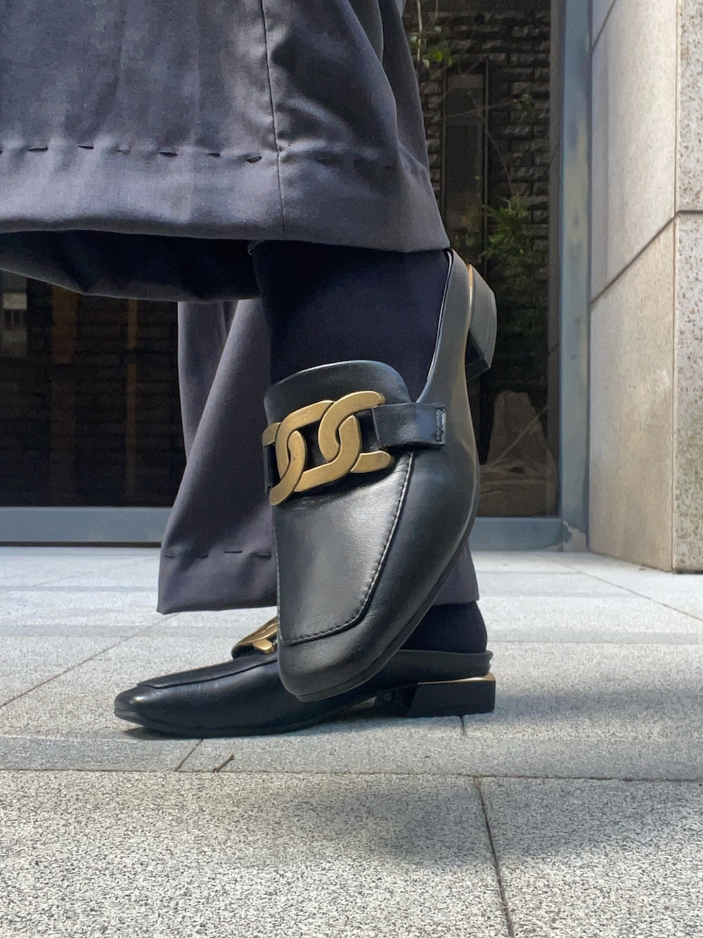 ブルー系のシャツ/ブラウス、ブルー系のスラックス、ブラック系のパンプスを着用したレディースの夏コーディネートの5枚目の写真