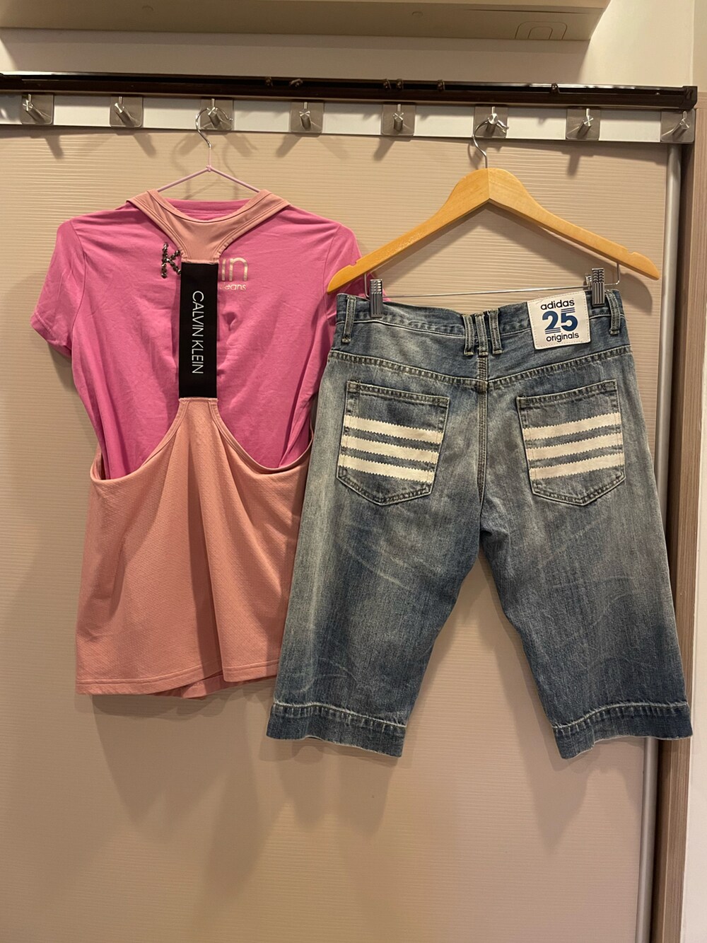 ピンク系のTシャツ/カットソー、グレー系のカーゴパンツ、ベージュ系のレインシューズを着用したレディースの夏コーディネートの5枚目の写真