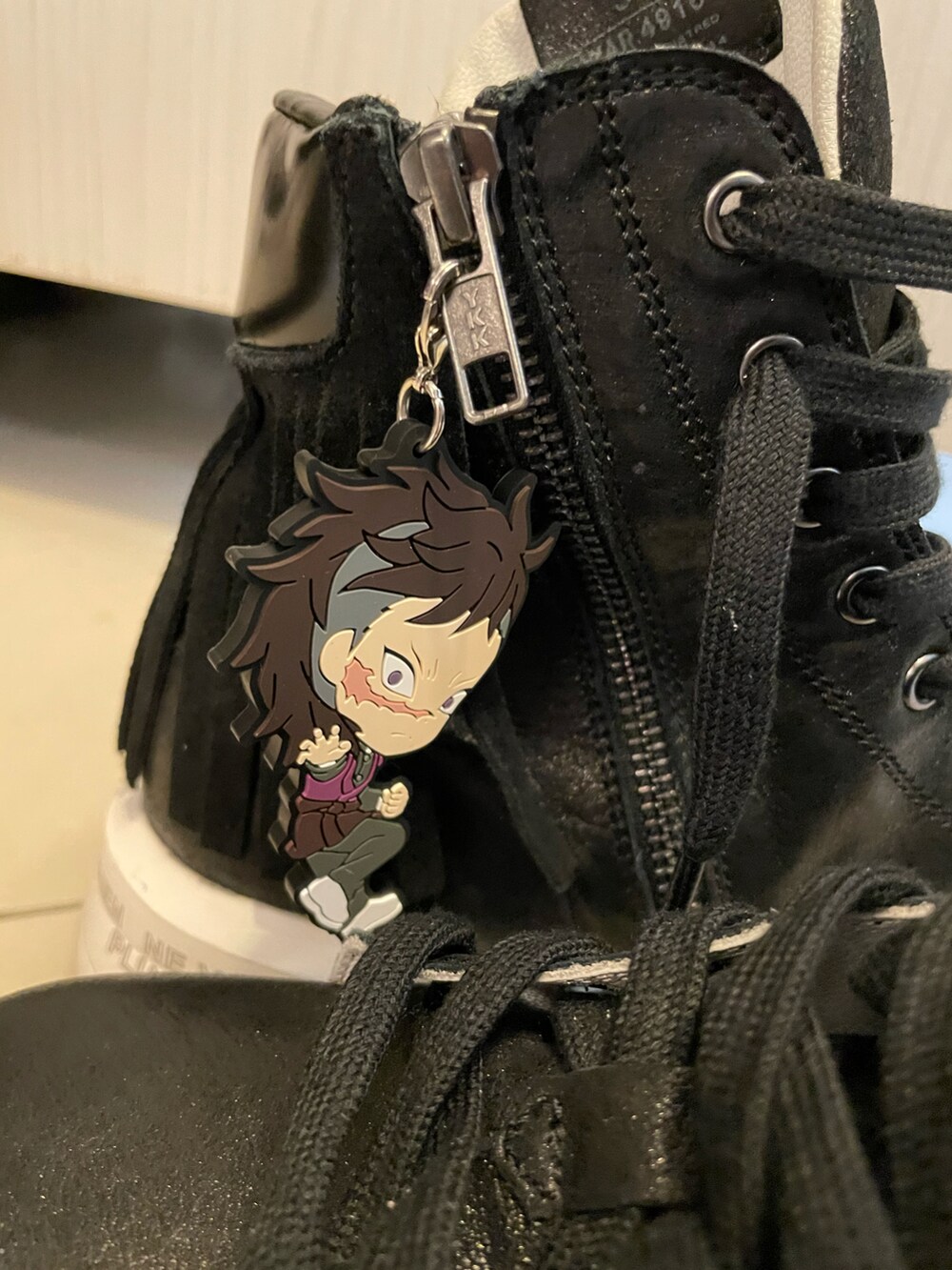 ブラック系のチャームを着用したレディースの冬コーディネートの2枚目の写真