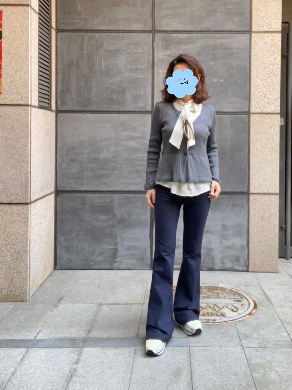 ブルー系のジャケット/アウター、ブルー系のスラックス、ベージュ系のニット/セーターを着用したレディースの冬コーディネートの3枚目の写真