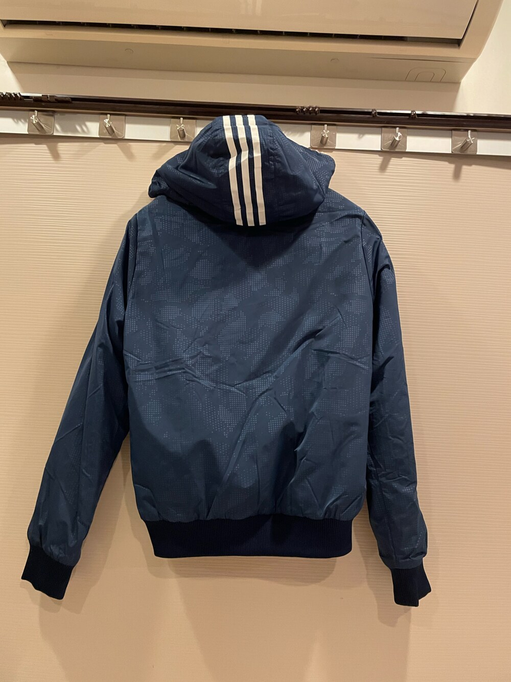 ピンク系のマウンテンパーカー、その他のスタジャン、ベージュ系のチノパンツを着用したレディースの冬コーディネートの4枚目の写真