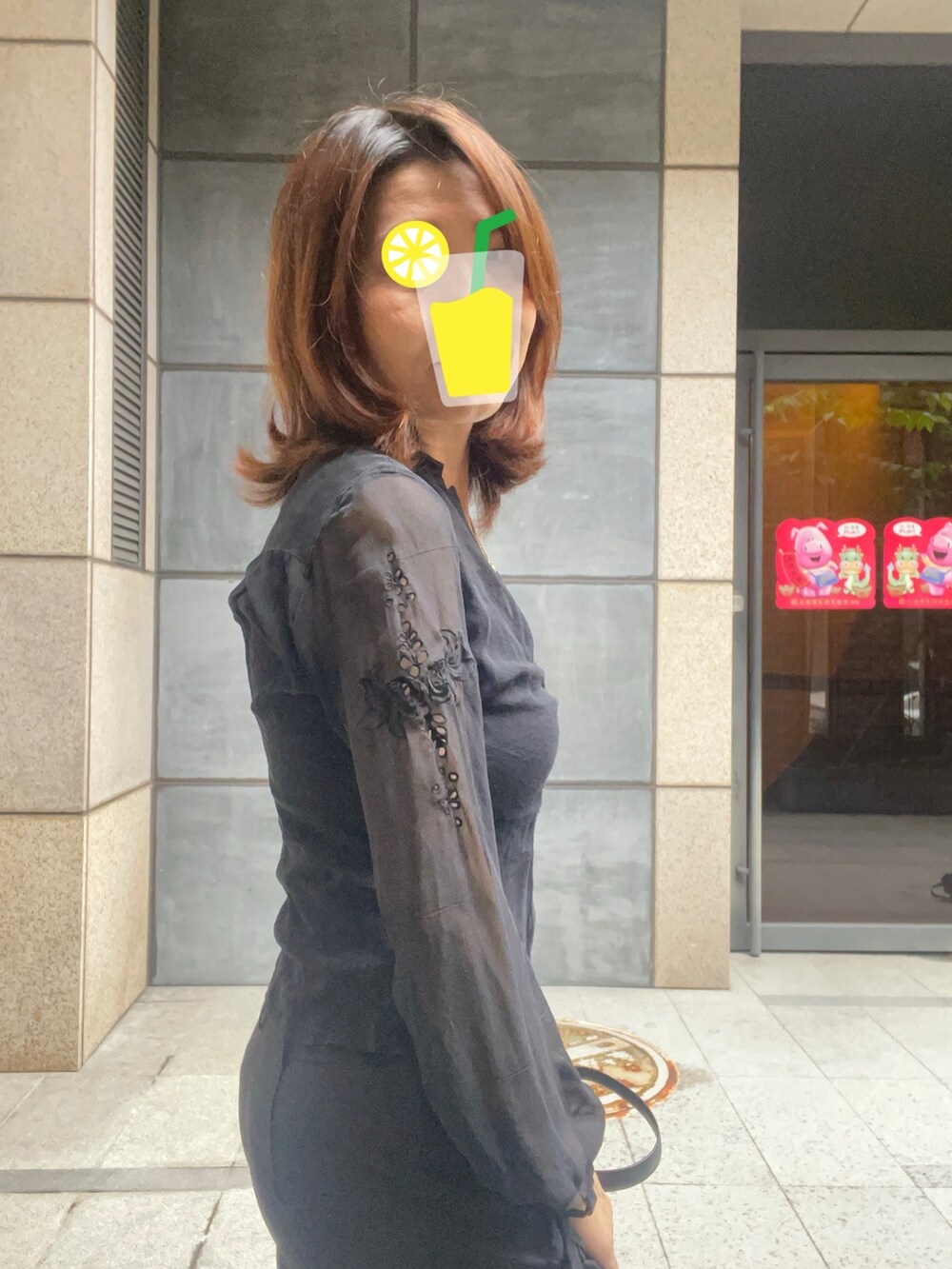 ブラック系のスラックス、ブラック系のスニーカー、ブラック系のノーカラージャケットを着用したレディースの夏コーディネートの2枚目の写真