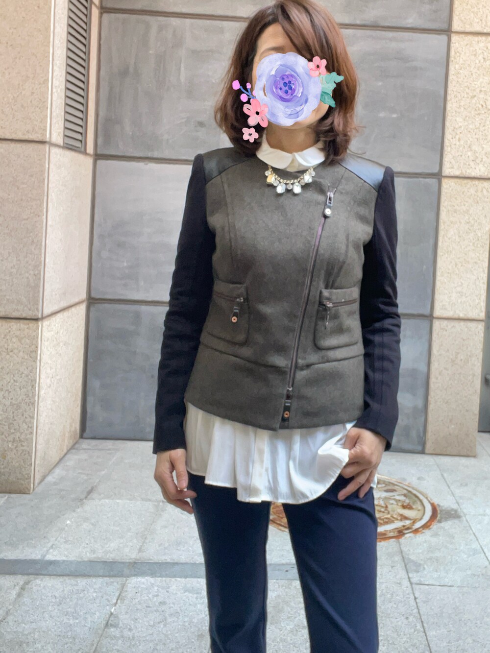 グレー系のノーカラージャケット、ホワイト系のシャツ/ブラウス、ブルー系のスラックスを着用したレディースの春コーディネートの3枚目の写真