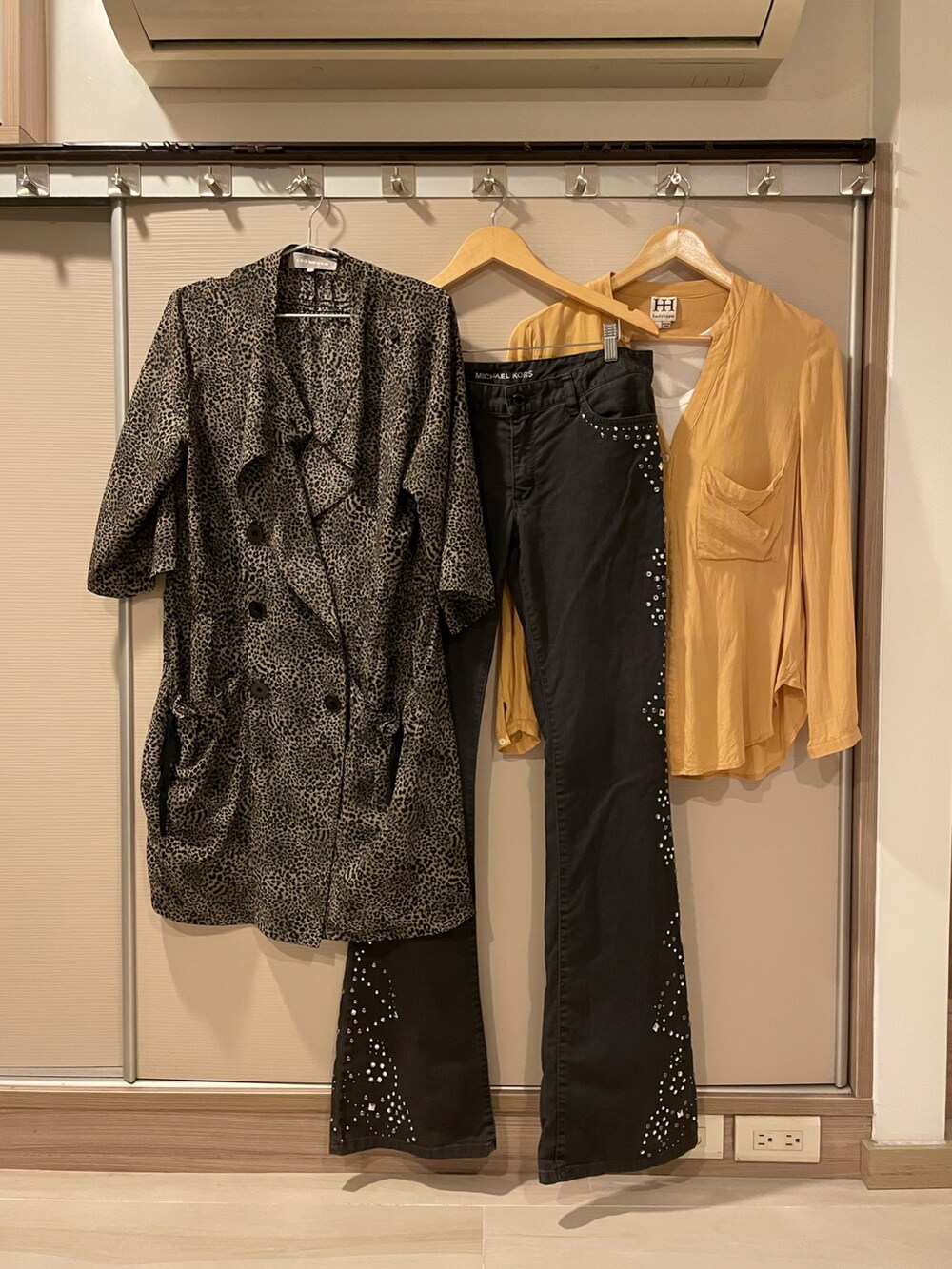 ブラック系のデニムパンツ、オレンジ系のシャツ/ブラウス、ブラック系のスニーカーを着用したレディースの夏コーディネートの5枚目の写真