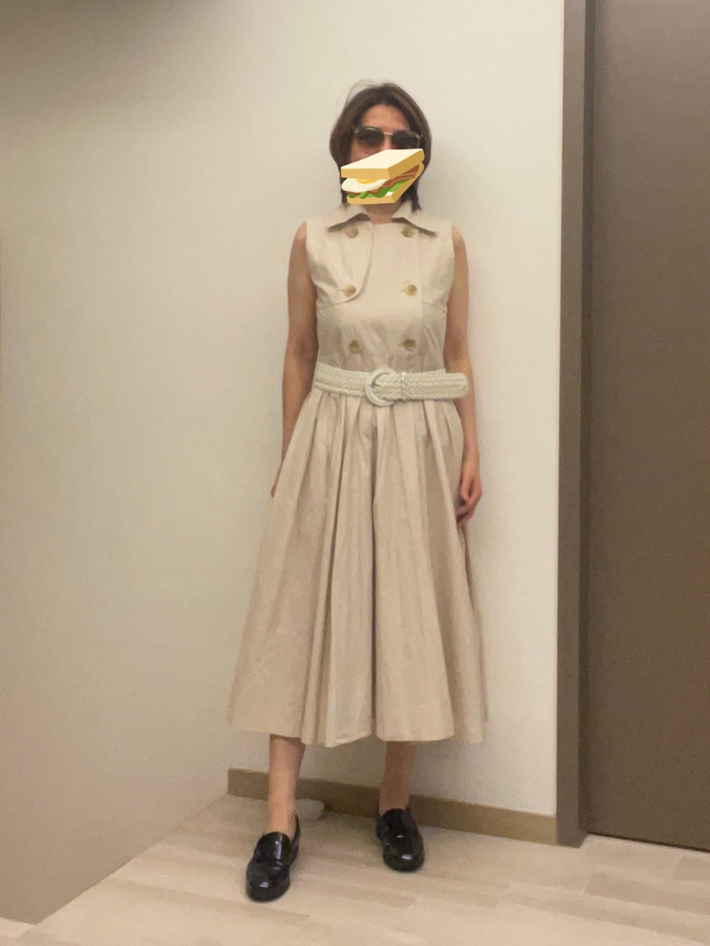 ベージュ系のシャツワンピース、ブラック系のスニーカー、イエロー系のショルダーバッグを着用したレディースの秋コーディネートの3枚目の写真