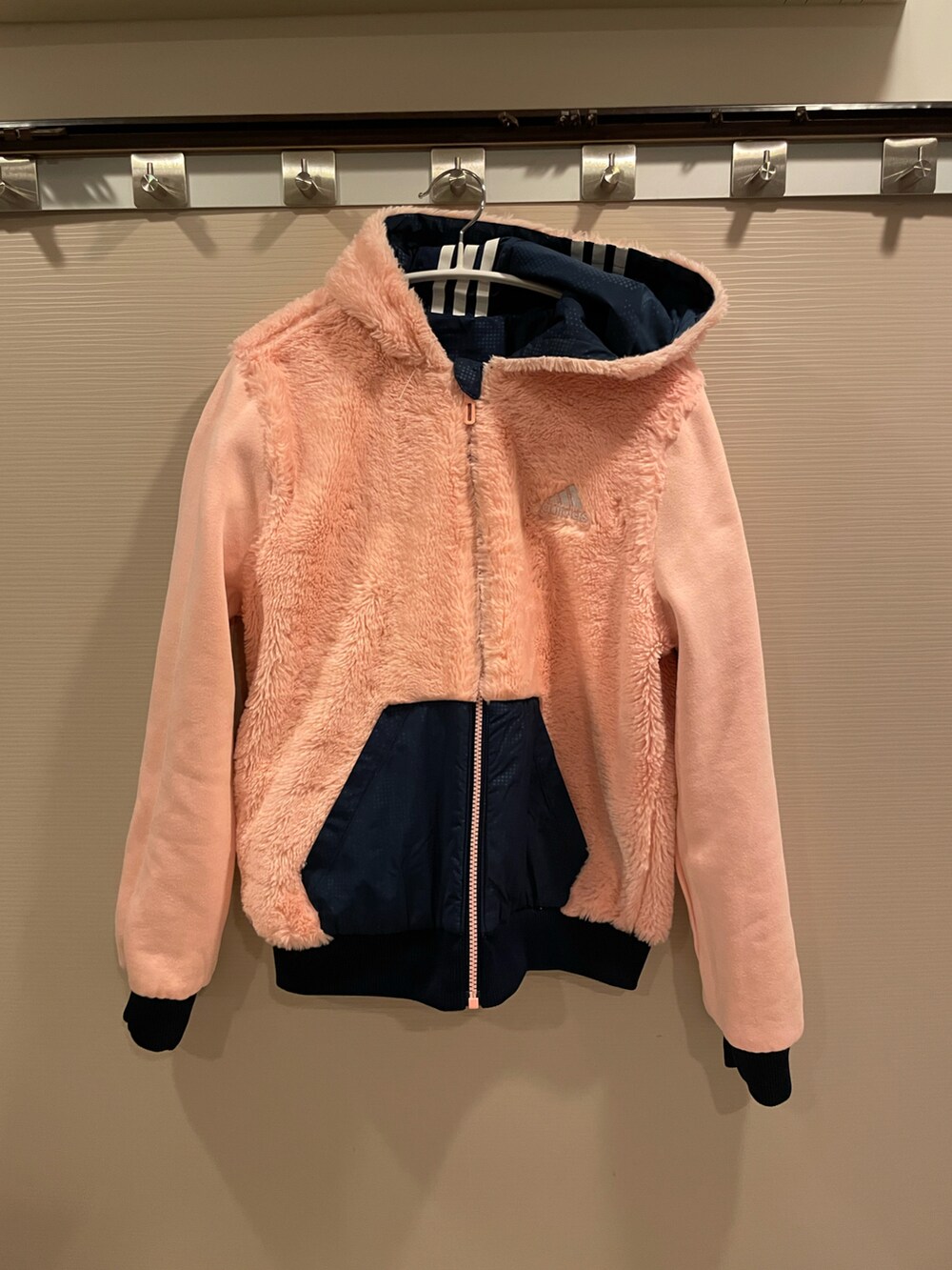 ピンク系のマウンテンパーカー、その他のスタジャン、ベージュ系のチノパンツを着用したレディースの冬コーディネートの5枚目の写真