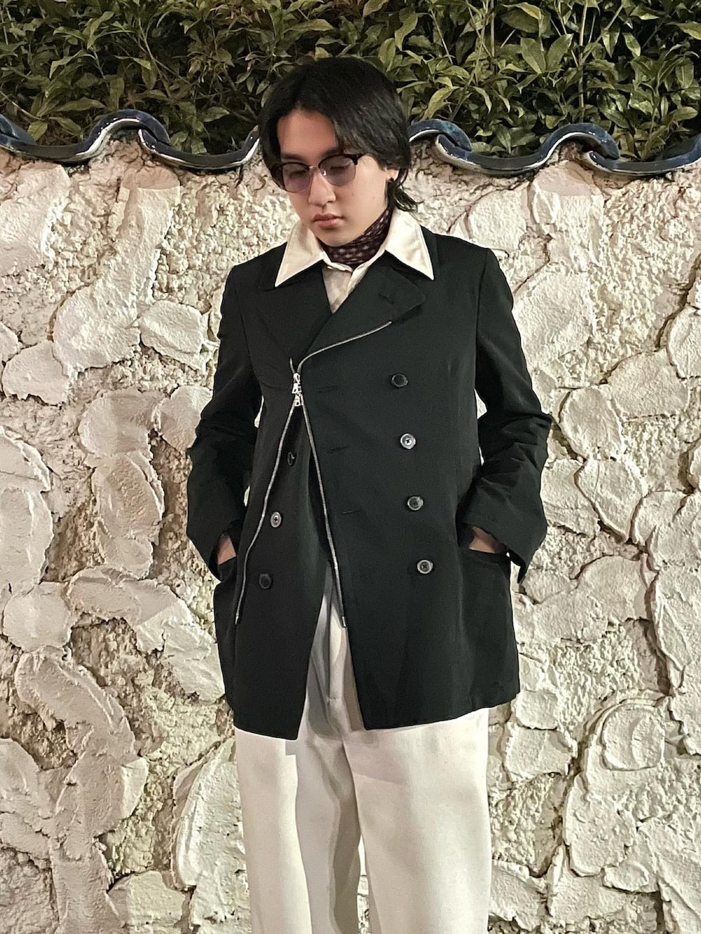 ブラック系のジャケット/アウター、ホワイト系のパンツ、ブラウン系のブーツを着用したメンズの冬コーディネートの2枚目の写真