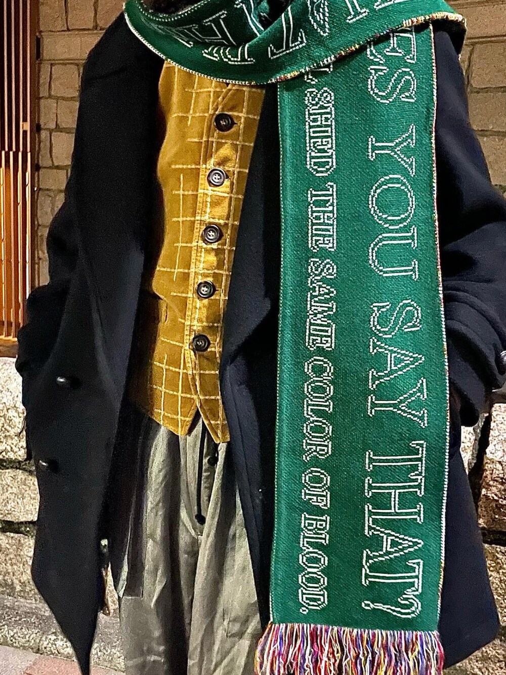 イエロー系のベスト、シルバー系のパンツ、ブラック系のジャケット/アウターを着用したメンズの冬コーディネートの2枚目の写真