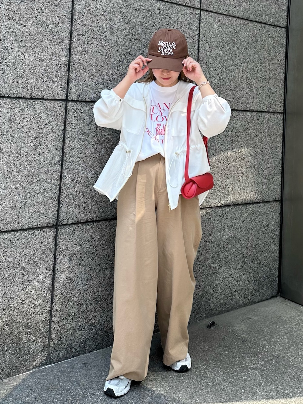 ベージュ系のその他パンツ、ホワイト系のその他アウター、ホワイト系のTシャツ/カットソーを着用したレディースの春コーディネートの2枚目の写真