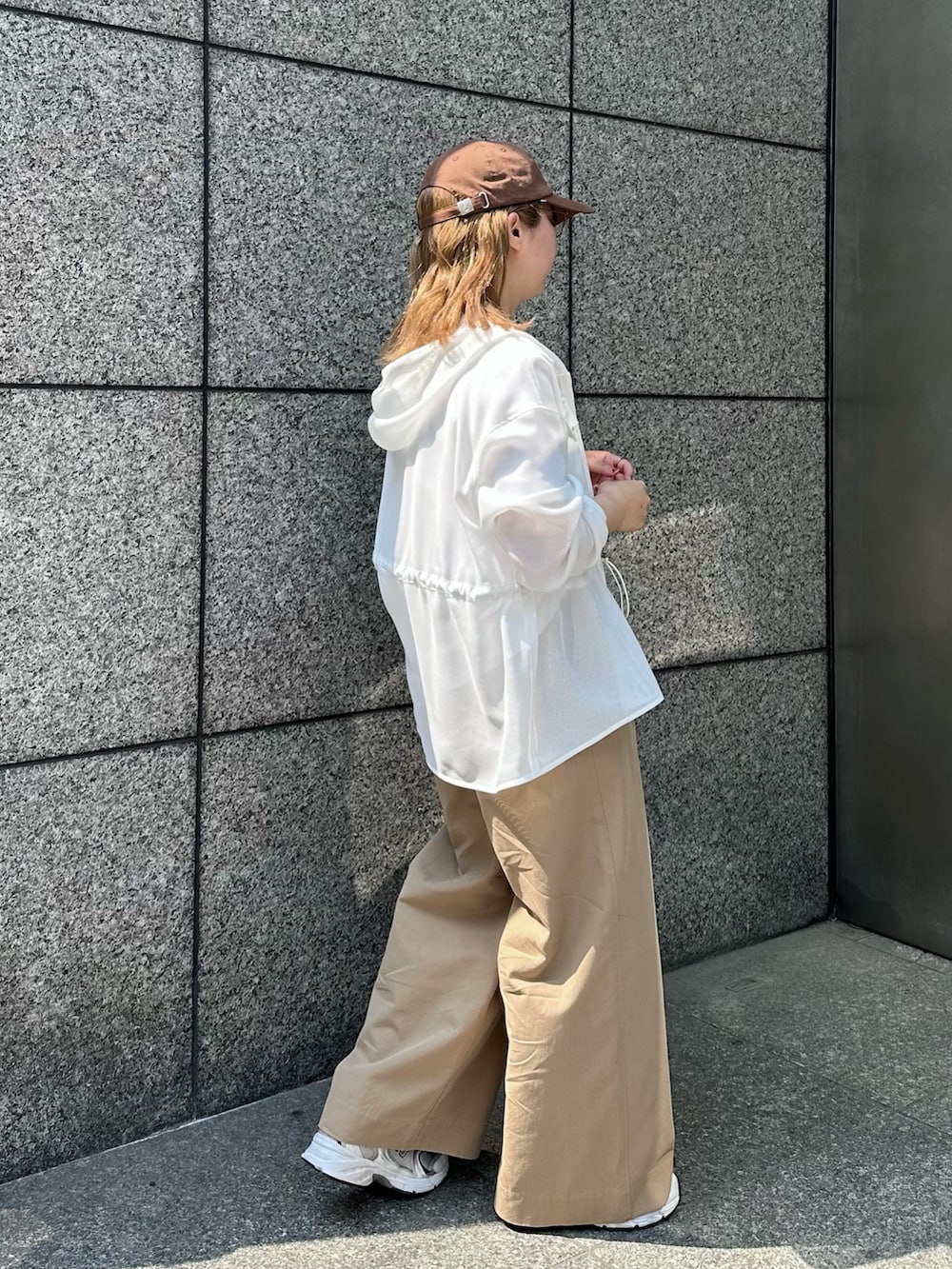 ベージュ系のその他パンツ、ホワイト系のその他アウター、ホワイト系のTシャツ/カットソーを着用したレディースの春コーディネートの3枚目の写真