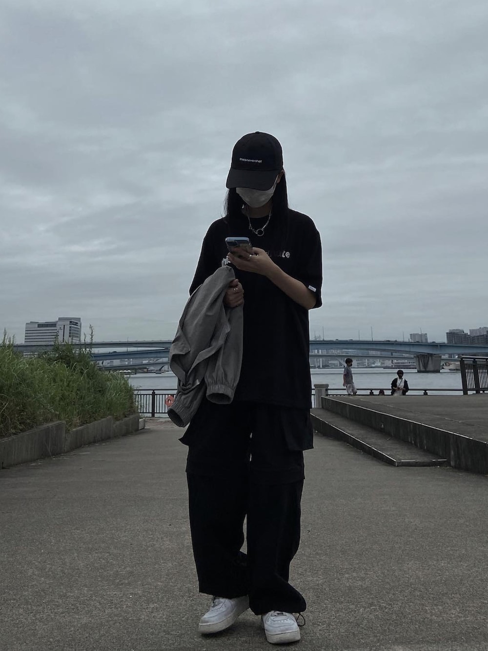 「秋服、休日スタイル、モノトーンコーデ、韓国ファッション、韓国ブランド、韓国好きな人と繋がりたい、韓国コーデ、韓国スタイル、韓国ストリート」｜「thisisneverthatのRIPSTOP DSN-LOGO CAP（キャップ、ブラック系）」を使った、사라사さん（レディース・153cm）の秋コーディネートの3枚目の写真