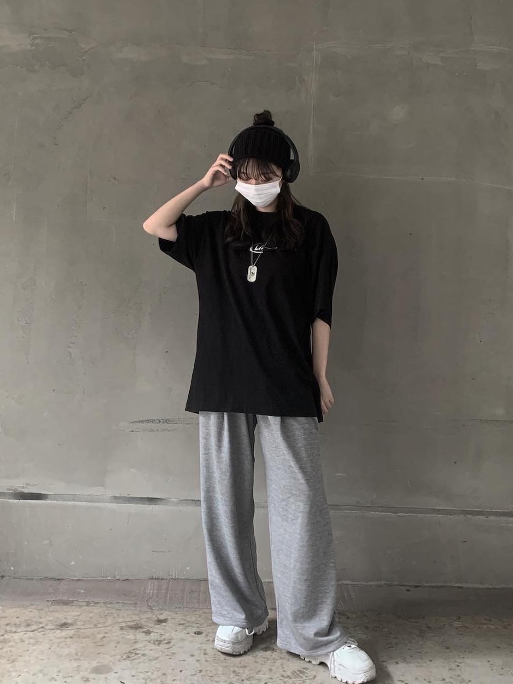 「低身長、韓国ファッション、韓国ブランド、韓国コーデ、韓国好きな人と繋がりたい、韓国通販、韓国ストリート、韓国、ストリート」｜「SONAのアイテム（スウェットパンツ、グレー系）」を使った、사라사さん（レディース・153cm）の夏コーディネートの2枚目の写真