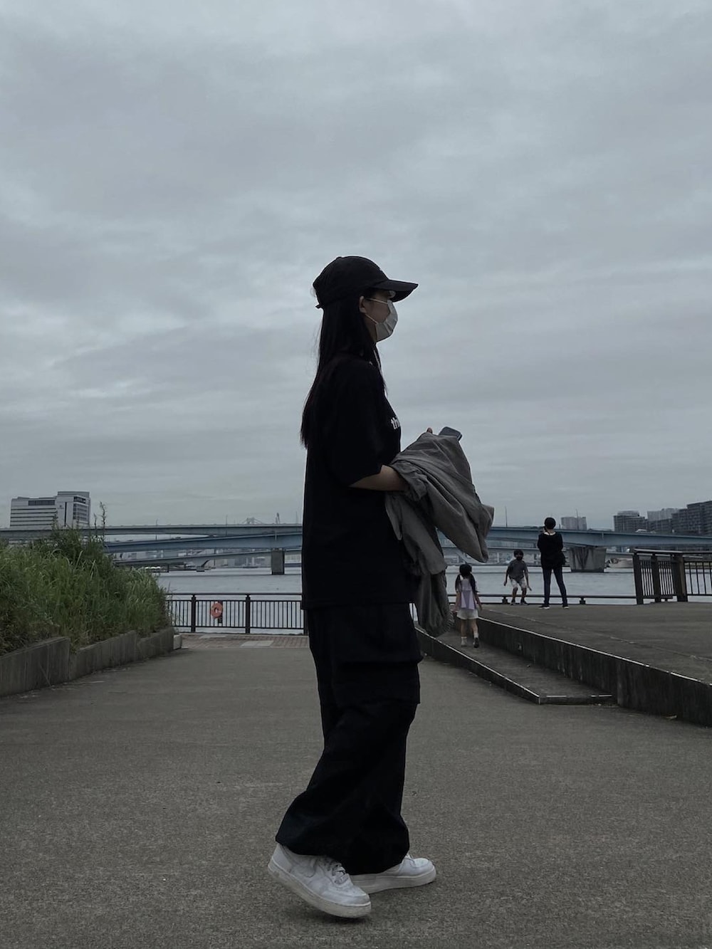 「秋服、休日スタイル、モノトーンコーデ、韓国ファッション、韓国ブランド、韓国好きな人と繋がりたい、韓国コーデ、韓国スタイル、韓国ストリート」｜「thisisneverthatのRIPSTOP DSN-LOGO CAP（キャップ、ブラック系）」を使った、사라사さん（レディース・153cm）の秋コーディネートの2枚目の写真