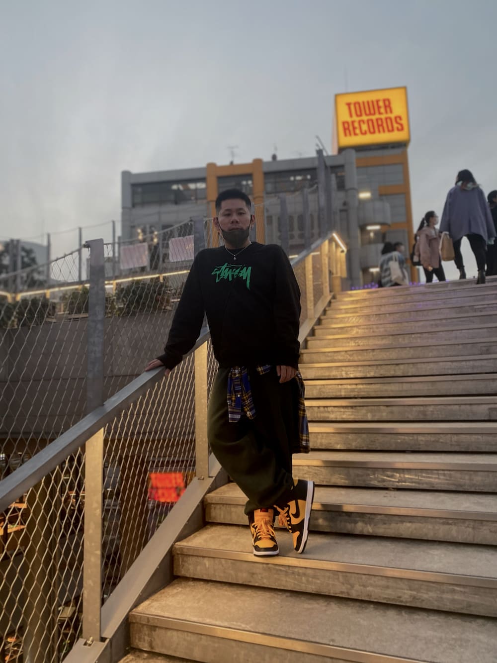 グリーン系のスウェット、グリーン系のスウェットパンツ、イエロー系のスニーカーを着用したメンズの秋コーディネートの3枚目の写真