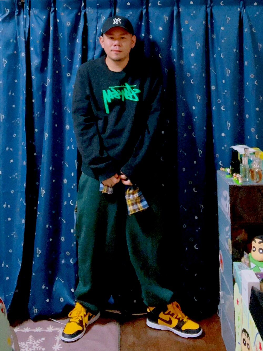 ブラック系のスウェット、ブルー系のシャツ/ブラウス、グリーン系のスウェットパンツを着用したメンズの秋コーディネートの2枚目の写真