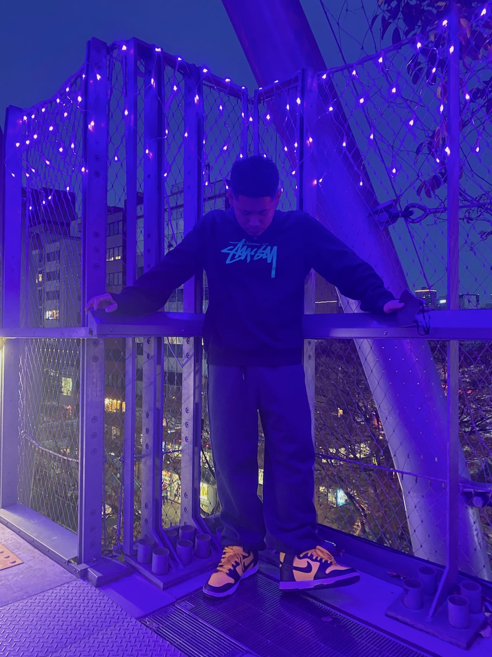 グリーン系のスウェット、グリーン系のスウェットパンツ、イエロー系のスニーカーを着用したメンズの秋コーディネートの4枚目の写真