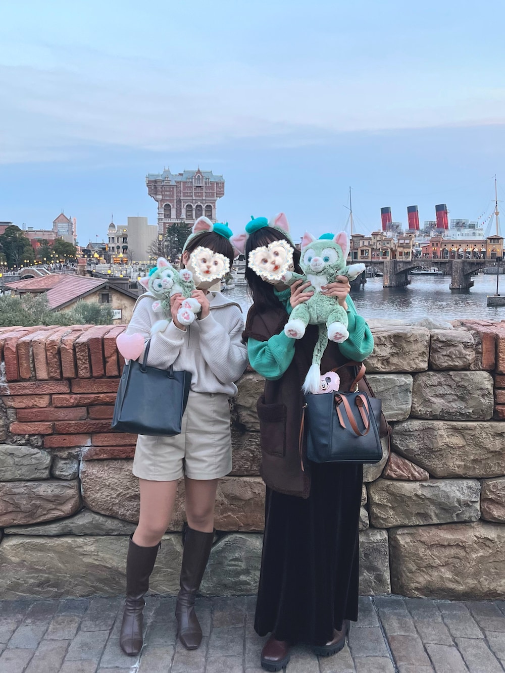 ブラウン系のジャケット/アウター、ブラウン系のワンピース、ブルー系のニット/セーターを着用したレディースの春コーディネートの2枚目の写真