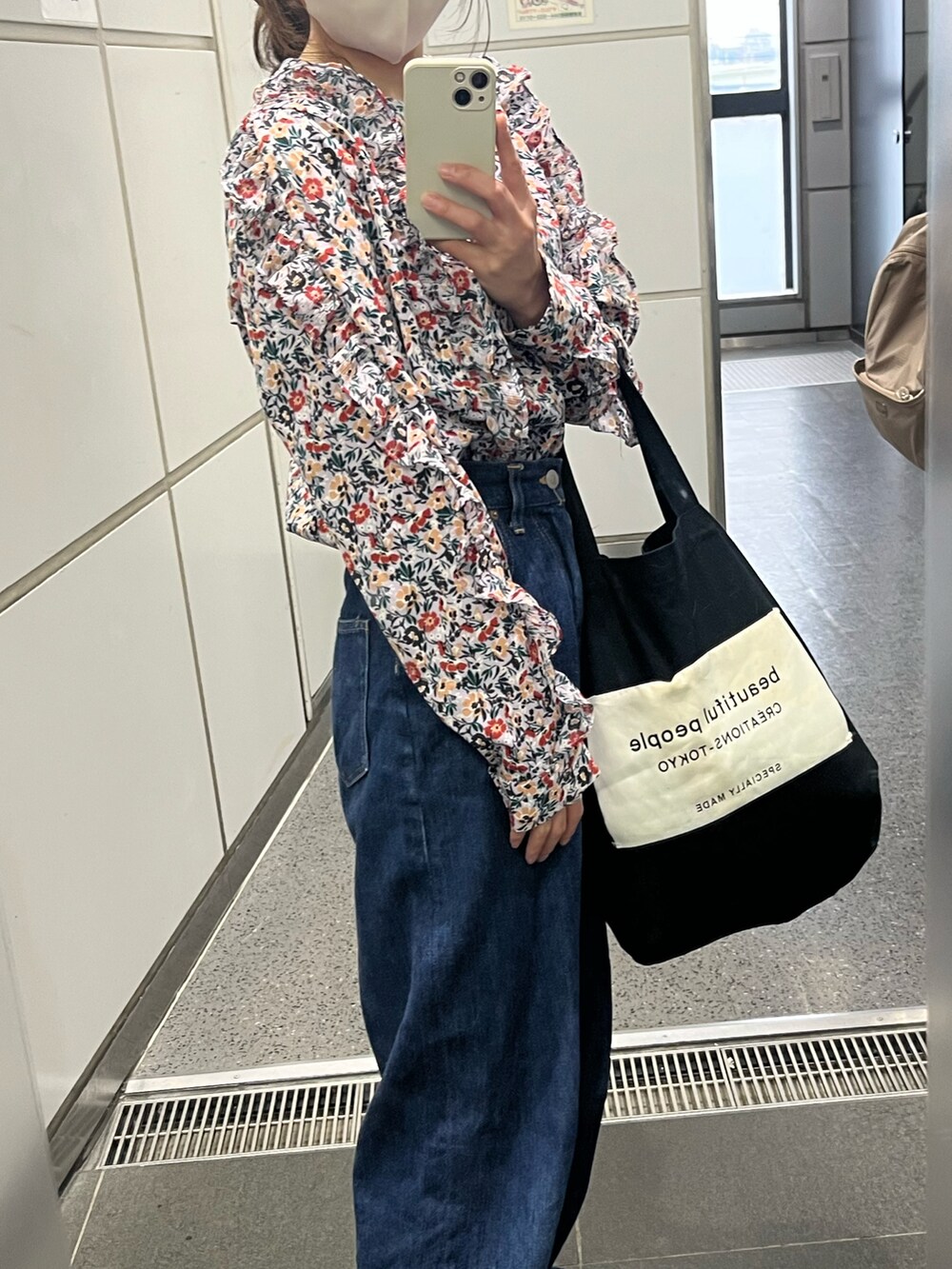 「おしゃれさんと繋がりたい、秋のコーデ、ootd、オトナカジュアル、シンプルコーデ、パンツスタイル、カジュアル、デニム、大人ガーリー」｜「Isn't She?のアイテム（シャツ/ブラウス、パープル系）」を使った、mahhyunさん（レディース・154cm）の秋コーディネートの2枚目の写真